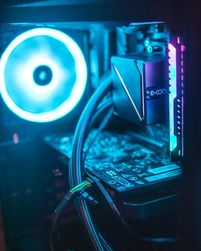 Come allungare la vita del tuo PC e dei tuoi dispositivi digitali Vibrant RGB lighting on modern computer hardware components inside a desktop.